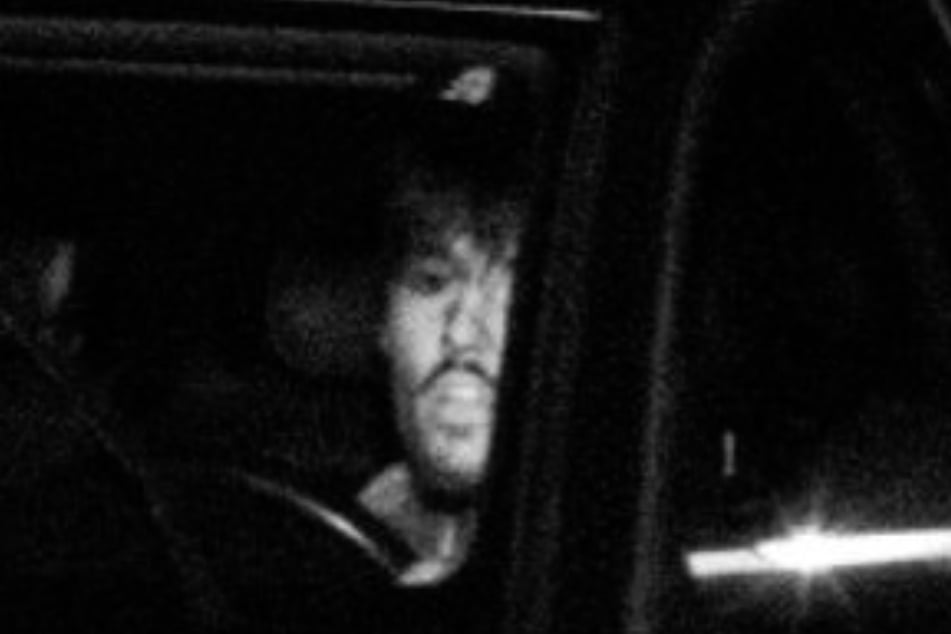 Wer kennt diesen Mann? Er soll am Mittwochabend versucht haben, bei einer Kontrolle zwei Polizisten mit einem als gestohlen gemeldeten Auto zu überfahren.