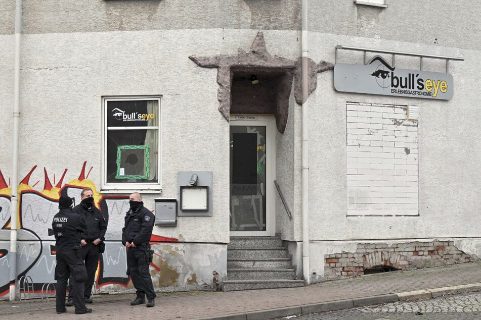 Thomas J. soll 2019 an einem Überfall auf den Inhaber sowie Besucher des rechten Szenelokals "Bull's Eye" in Eisenach in Thüringen beteiligt gewesen sein.