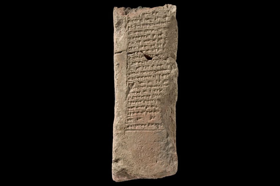 Ein Ziegelfragment von der Zikkurat in Babylon mit der Inschrift des Königs Nebukadnezar II. Auch heute bemerken die Forscher wieder ein Aussterben zahlreicher Sprachen.