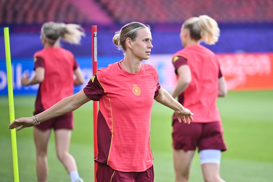 Gegen Schweden hofft das Frauen-Nationalteam auf den dritten Turniersieg - um im "Flow" zu bleiben, wie Angreiferin Klara Bühl (24) sagt.