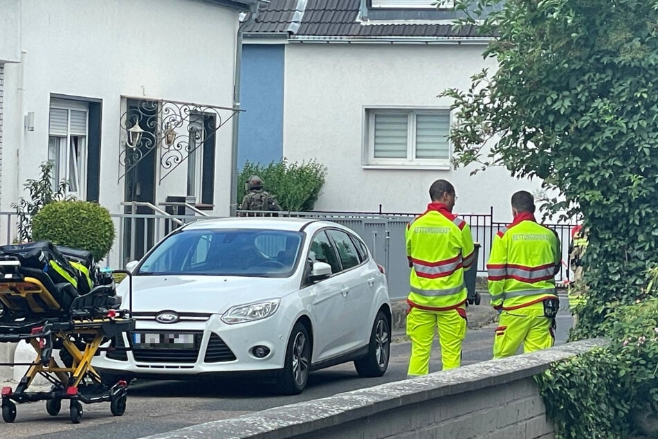 Die Frau (35) wurde bei dem Einsatz verletzt. Rettungskräfte sind vor Ort, um sie medizinisch zu betreuen.