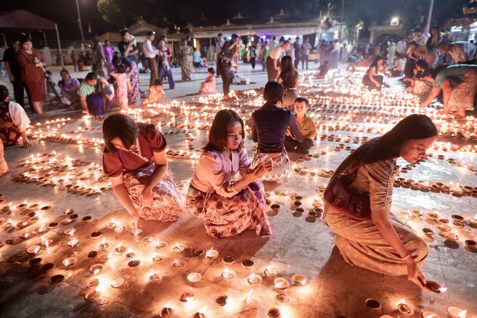 Bei dem Thadingyut-Vollmond-Fest werden Tausende Kerzen und Öllampen angezündet, um Buddha und seine Jünger willkommen zu heißen.