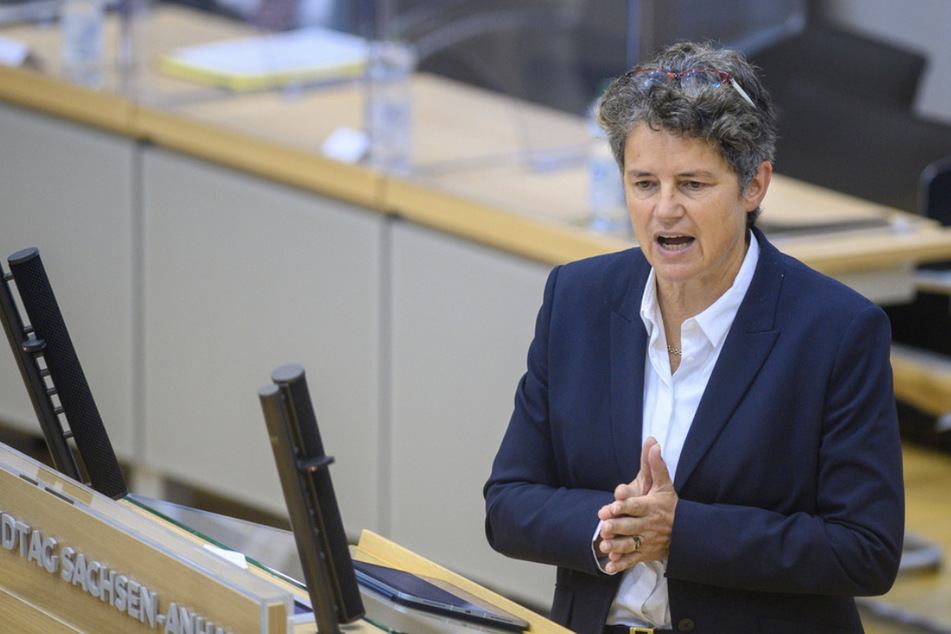 Sachsen-Anhalts Verkehrsministerin Lydia Hüskens (59, FDP) drängt auf schnelle Maßnahmen gegen die Defizite der Bahn.