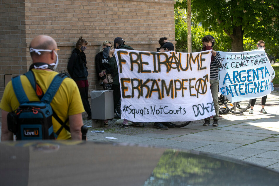 Noch bevor die Verhandlung anfing, kam es zu Protesten vor dem Amtsgericht Dresden.