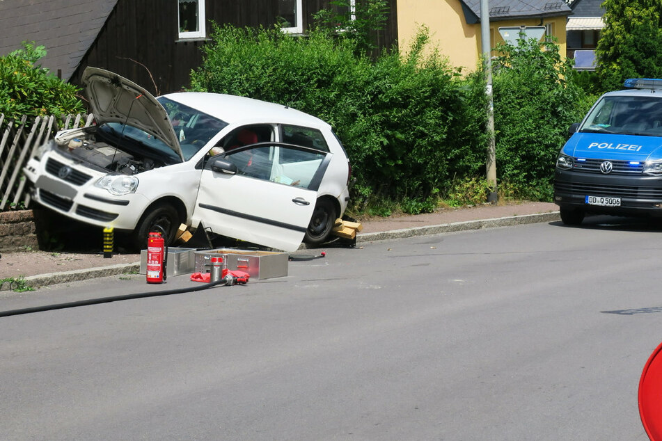 Der Fahrer des VWs wurde bei dem Unfall verletzt und musste ins Krankenhaus gebracht werden.