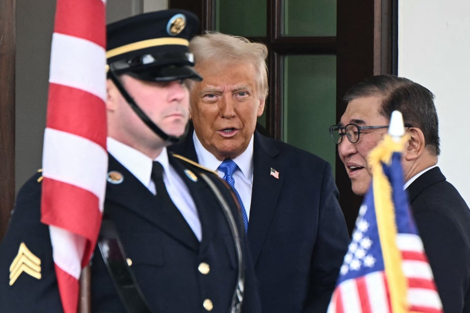 US President Donald Trump (c.) joined with Japanese Prime Minister Shigeru Ishiba to denounce Beijing's actions in the South China Sea.