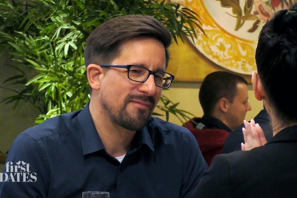 Der Mathe- und Informatik-Lehrer punktet bei seiner Date-Partnerin, als er verrät, dass er in seiner Freizeit gern Motorrad fährt.