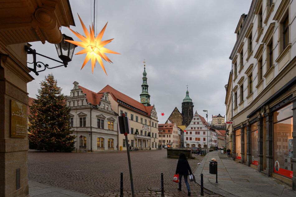 Pirna: Blick auf den Markt mit dem Rathaus und der Marienkirche in der Altstadt.