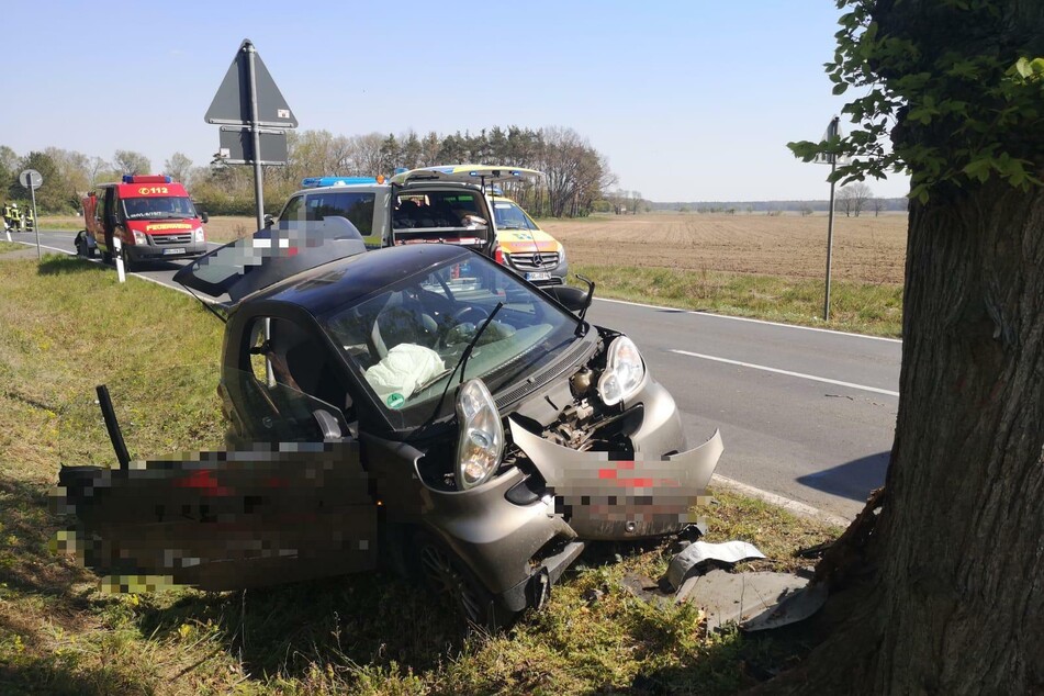 Ein Smart verunglückte. Die beiden Insassen wurden verletzt.