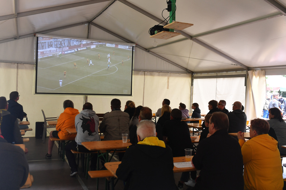 In der "Torwirtschaft" gegenüber vom Stadion wird die Begegnung auf einer Leinwand übertragen.