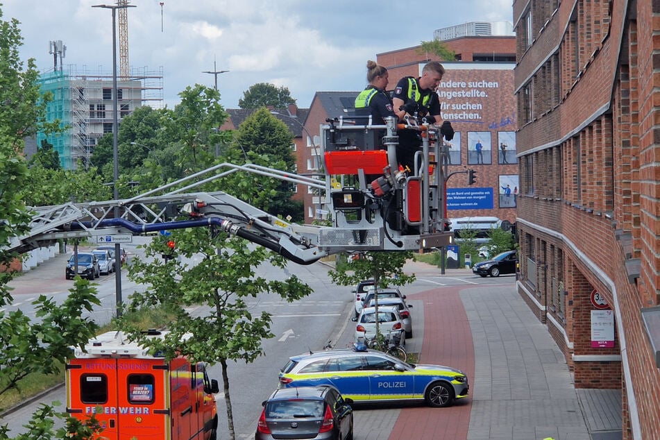 Die Polizei forderte zur Unterstützung eine Drehleiter der Feuerwehr an, um sich von außen in die Wohnung im ersten Obergeschoss gucken zu können.