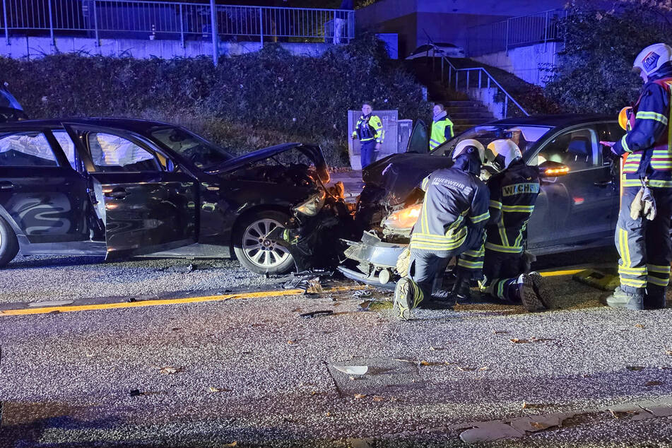 Frontalcrash! Fünf Personen bei schwerem Unfall verletzt