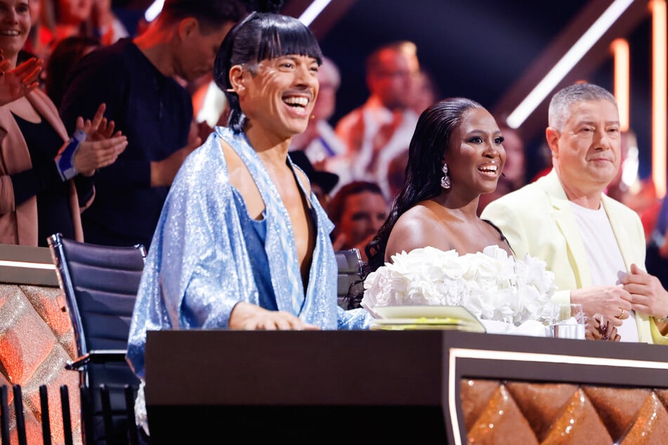 Noch nicht einmal ein halbes Jahr ist es her, dass Jorge González (58, v.l.), Motsi Mabuse (44) und Joachim Llambi (61) regelmäßig bei der 18. Staffel von "Let's Dance" auf den Jury-Stühlen Platz genommen haben.