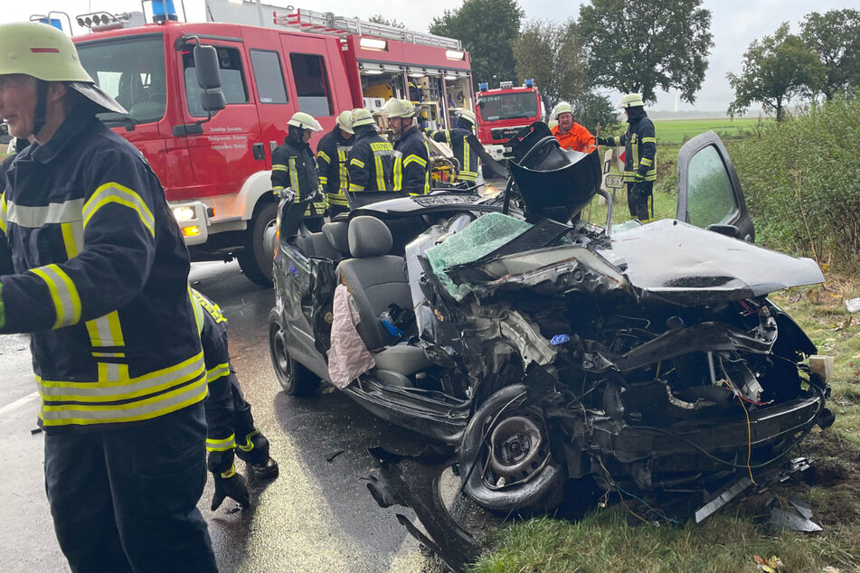 Schwerer Crash in Kurve: Fahrerin wird in Wagen eingeklemmt