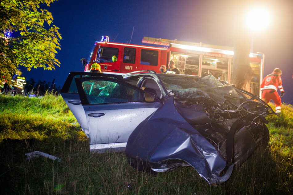 Der Skoda wurde durch den Aufprall völlig demoliert.