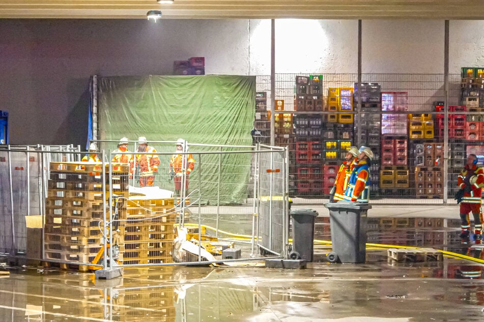 Gelagerte Waren seien aus bislang unbekannter Ursache in Brand geraten.