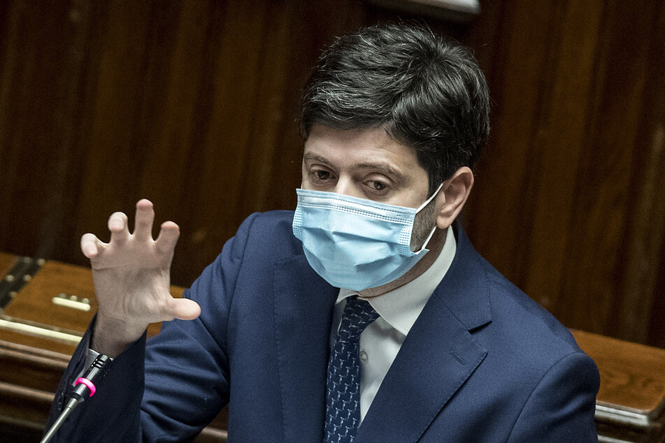 Minister Roberto Speranza (42), Italiens Gesundheitsminister, spricht während einer Pressekonferenz und trägt eine Mund-Nase-Bedeckung.