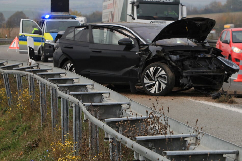 Ein Verletzter nach heftigem Crash: Fahrer verliert Kontrolle und kracht in Leitplanke