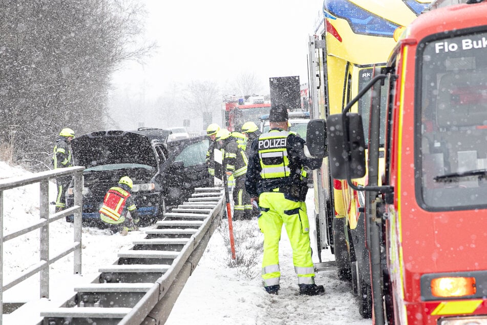 Der BMW krachte durch die Schutzplanke.