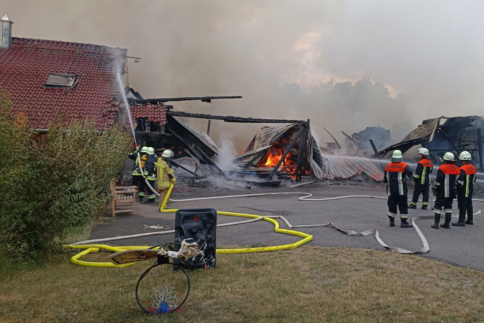 Pferdestall und Häuser brennen ab: Mehrere Hunderttausend Euro Schaden