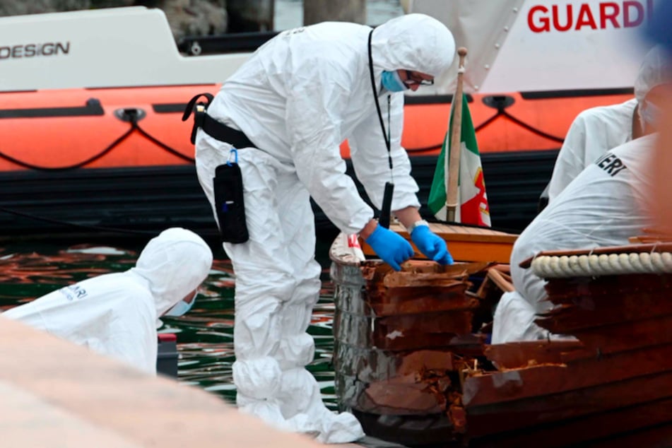 Italienische Forensiker begutachten den Schaden nach dem Bootsunfall im Juni 2021.