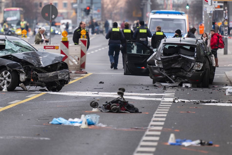 Schwerer Verkehrsunfall in Berlin-Mitte: Mutter gestorben, Kind notoperiert