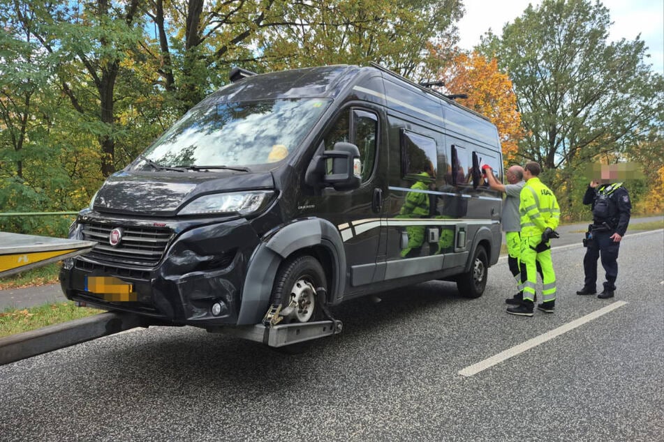 Das geklaute Wohnmobil musste nach dem Unfall von einem Abschlepper an den Haken genommen werden.