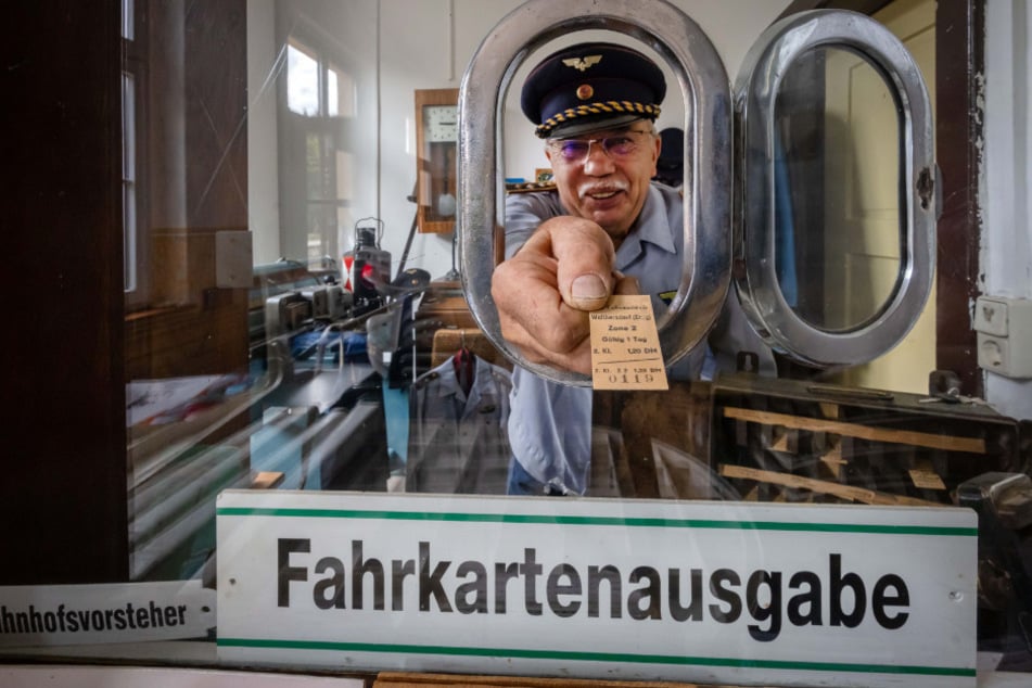 Wie früher: Jochen Meyer verteilt Fahrkarten im historischen Bahnhofsgebäude.