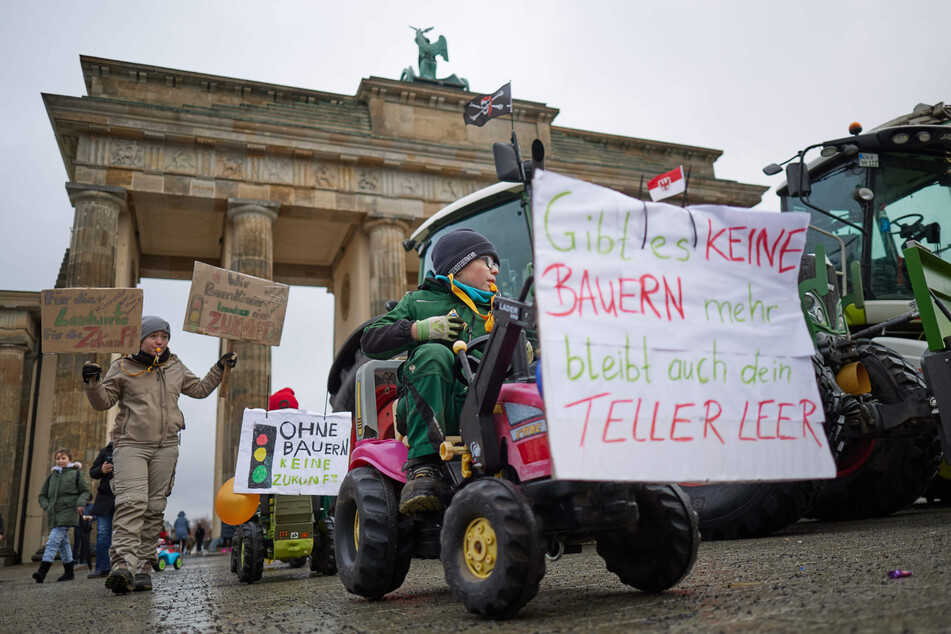Vor Groß-Demo der Bauern in Berlin: Erste Trecker stehen am Brandenburger Tor