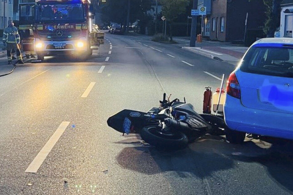 Crash zwischen Motorrad und Auto: Bikerin nach Unfall schwer verletzt