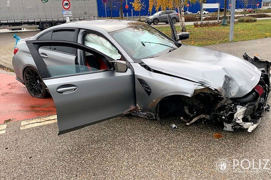 An dem BMW M3 ist Totalschaden entstanden. Der 36 Jahre alte Fahrer wurde verletzt in ein Krankenhaus gebracht.
