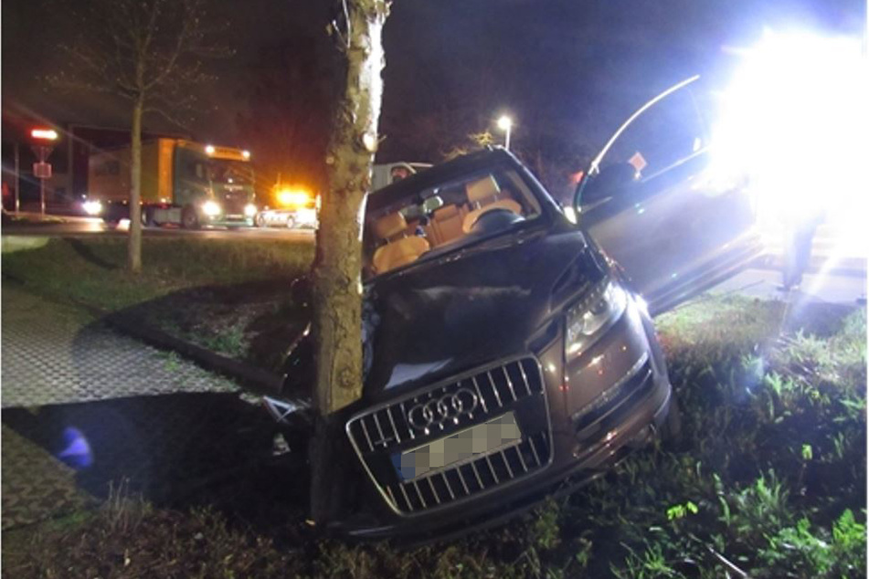 Bei einem Unfall wurde der Audi einer 50-jährigen Frau so schwer beschädigt, dass er nicht mehr fahrtauglich war.