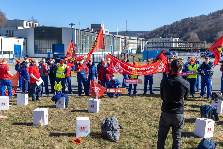 Mitarbeiter des Metallbetriebes Auerhammer im erzgebirgischen Aue streikten vor dem Werk. Sie fordern vier Prozent mehr Geld für zwölf Monate.