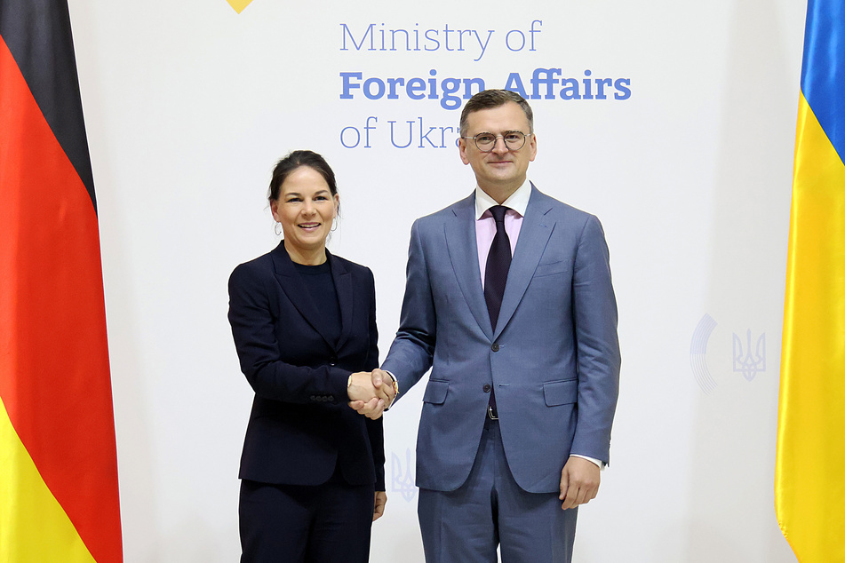 Außenministerin Annalena Baerbock (43, l, Grüne) und ihr ukrainischer Amtskollegen Dmytro Kuleba (43).