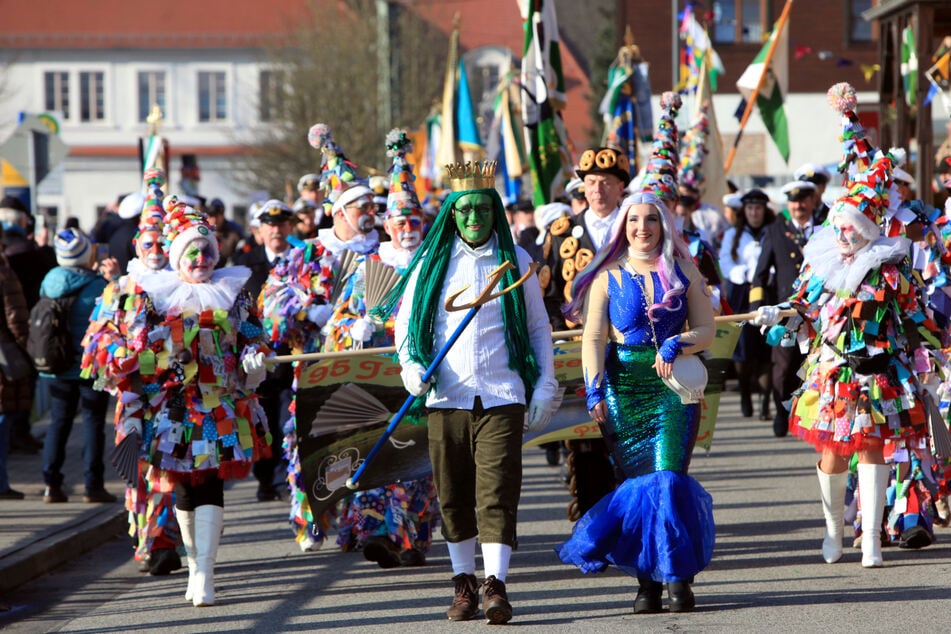 Der Umzug wird angeführt von Wassermann, Meerjungfrau und Co.