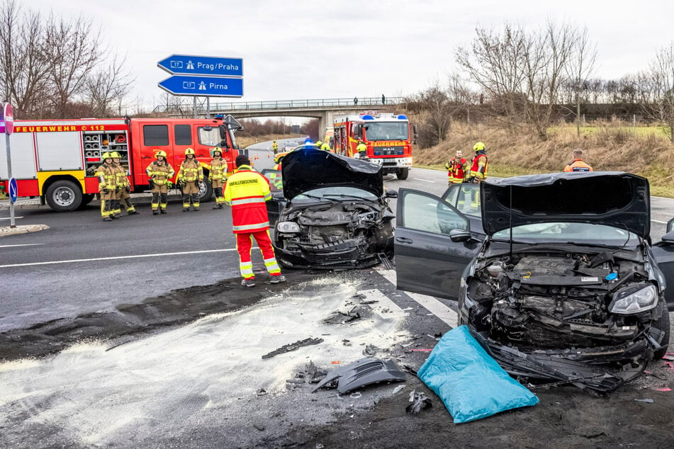 Heftiger Crash an der A17: Golf rast frontal in Volvo - Acht Personen verletzt!