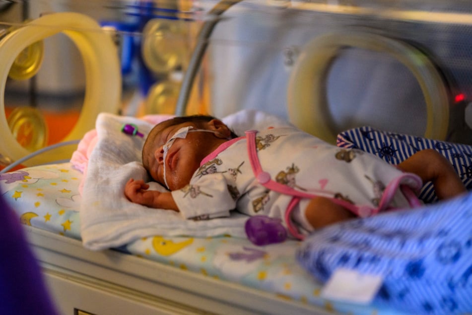 Auf der neonatologischen Station liegen die Frühgeborenen in Inkubatoren.