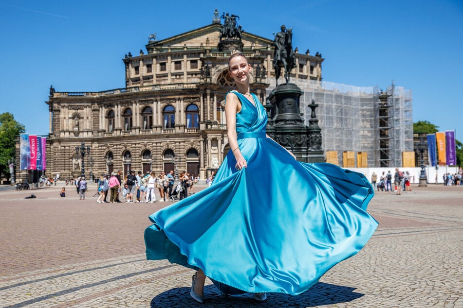 Anna-Lena Mißbach dreht sich im neuen Debütantenkleid auf dem Theaterplatz.