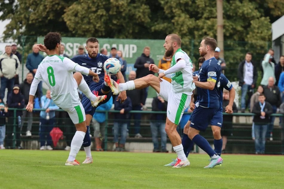 CFC-Kapitän Tobias Müller (32, r., im Zweikampf mit dem ehemaligen Zweitliga-Profi Daniel Adlung, 37) wird gegen Greifswald spielen.