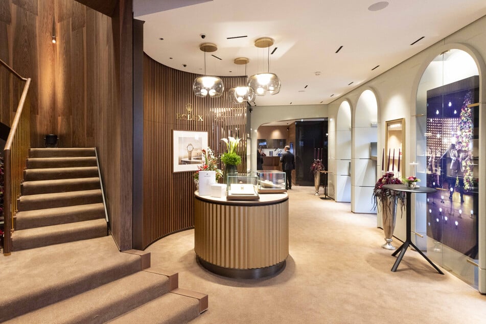 Der Eingangsbereich von Wempe mit einem Aufgang ins Obergeschoss.