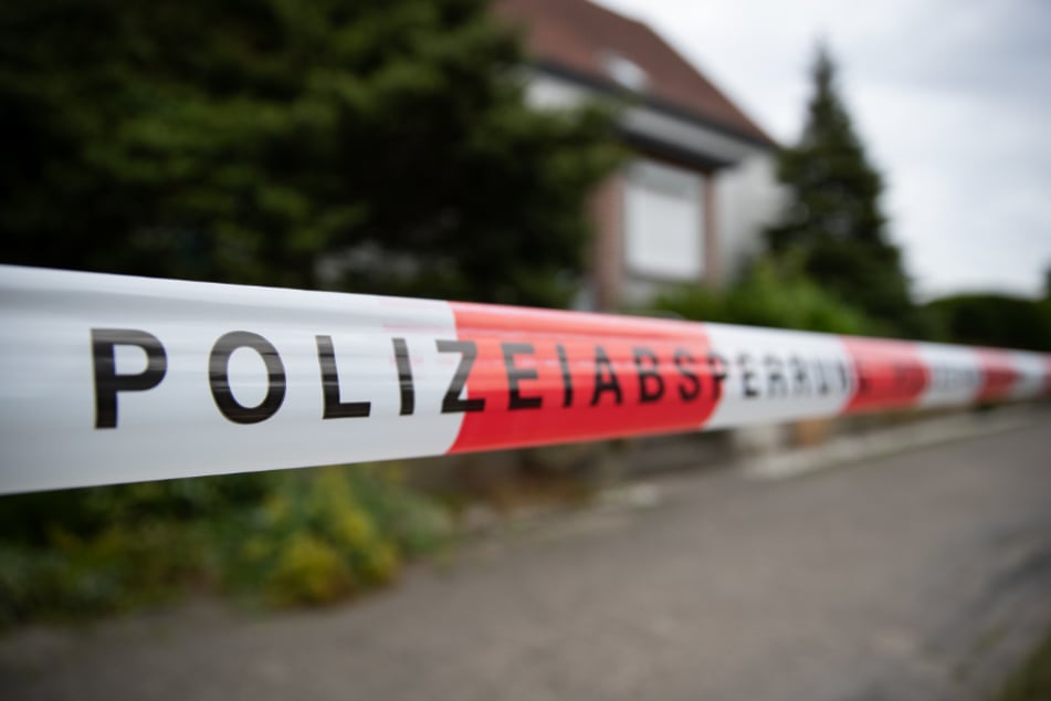 Eine Nachbarin hatte die Leiche der Frau entdeckt. (Symbolbild)