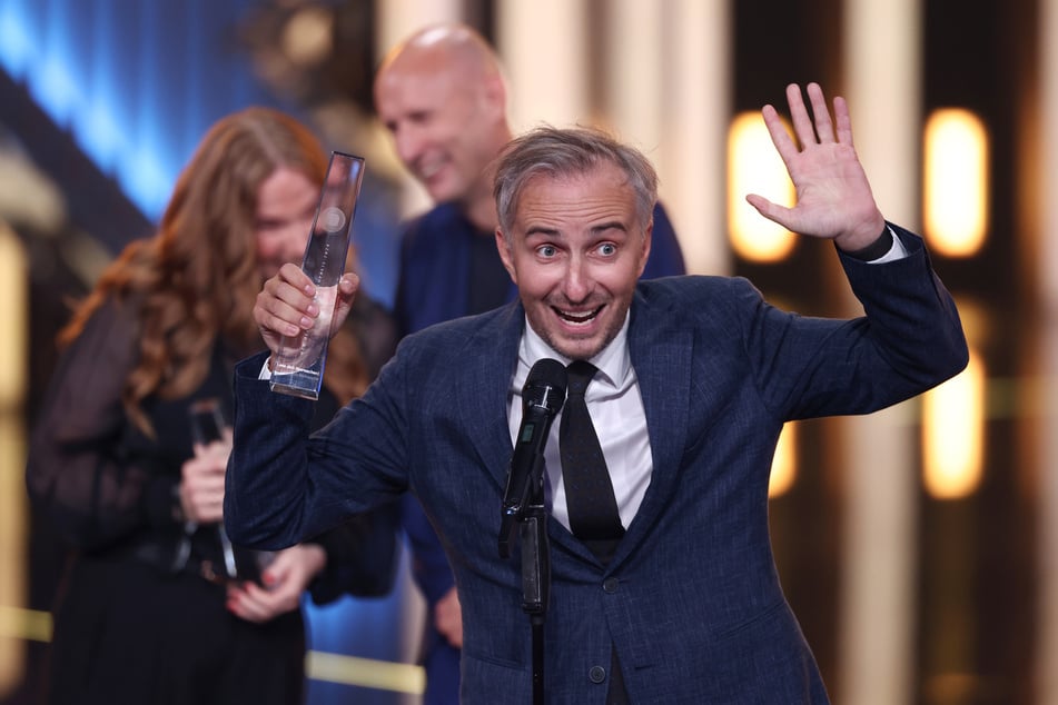 Moderator Jan Böhmermann (43) bekommt den Preis für die Beste Unterhaltung Show.