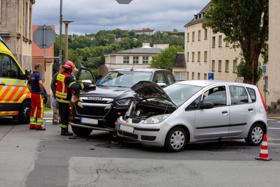 In Plauen krachten am Montagmittag zwei Autos auf einer Kreuzung zusammen.