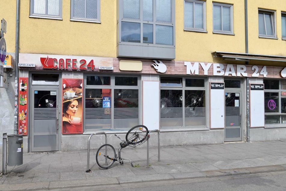 Auch das Cafe 24 war von der Attacke betroffen. Das Fahrrad war bereits vor dem Angriff beschädigt worden.