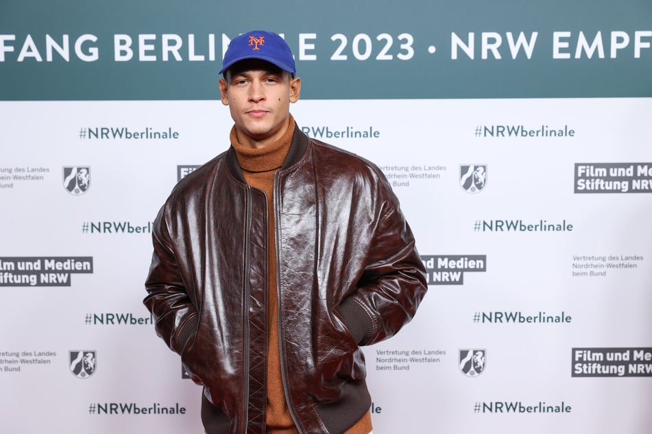 Schauspieler Emilio Sakraya (29) ist wieder Single.