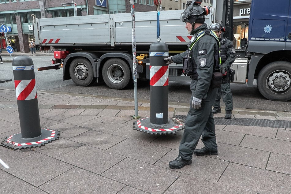 Die Hamburger Polizei überprüfte am Samstag die bereits bestehenden Sicherheitsmaßnahmen auf den Hamburger Weihnachtsmärkten.