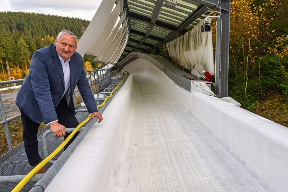 Das hatte Jens Morgenstern auch noch nie: Ein Fremdkörper in der Kühlleitung lässt den Eisausbau stocken.