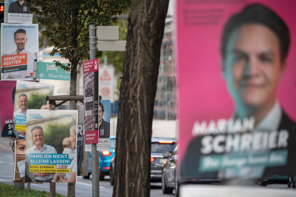 Plakate für den Wahlkampf für die Stuttgarter Oberbürgermeisterwahl am 8. November hängen in der Innenstadt.