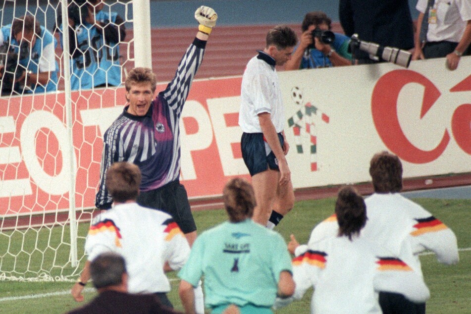 DFB-Keeper Bodo Illgner (heute 56, o.l.) reißt jubelnd den Arm nach oben, während Chris Waddle (heute 62, o.r.) seinem verschossenen Strafstoß nachtrauert. (Archivfoto)