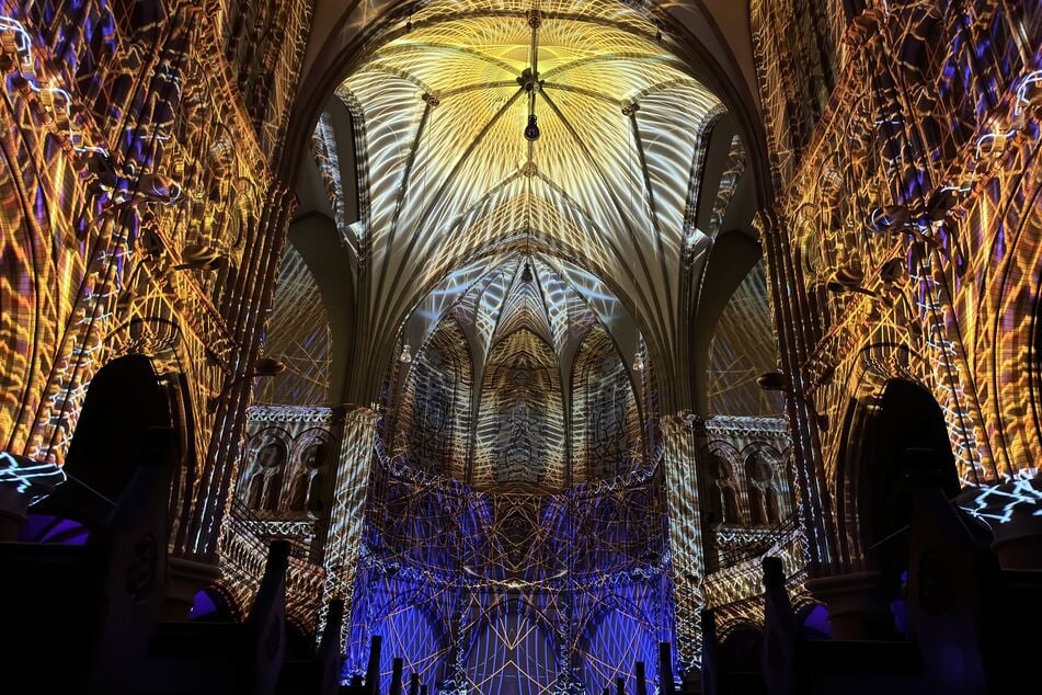 Die "einzigartige Architektur" der Altonaer Kulturkirche eigne sich besonders für die Produktionen des Künstlerkollektivs, die auch noch in zahlreichen weiteren deutschen Städten wie Düsseldorf und Leipzig gezeigt werden.